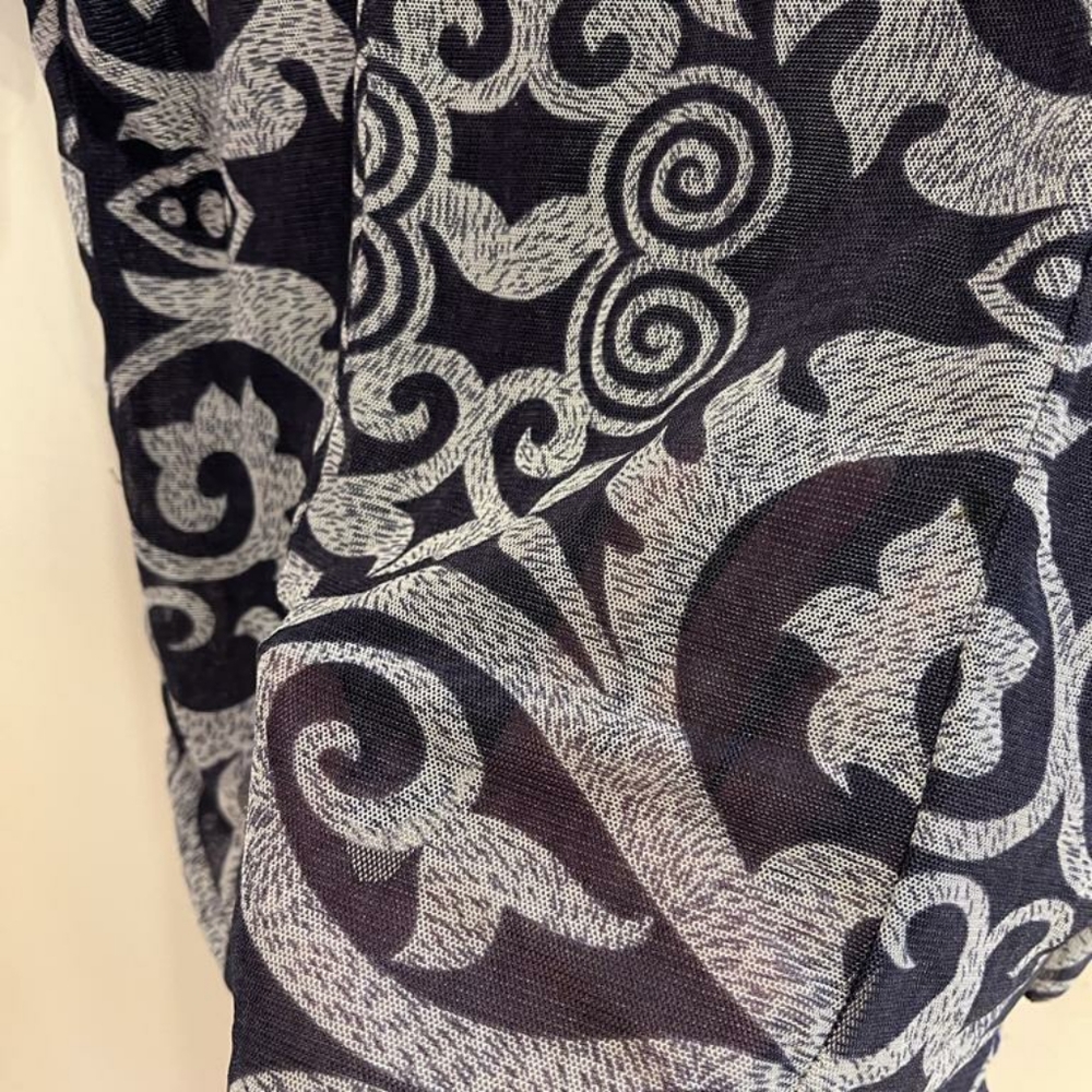 Purple lace top with pearl detailing - Picture 10 of 15